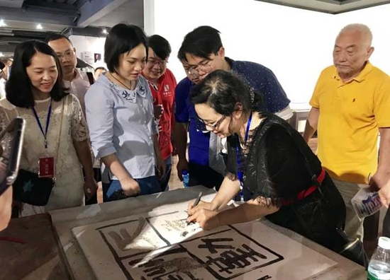 夹江陶瓷“玩”出新花样 百余创意作品引市民围观