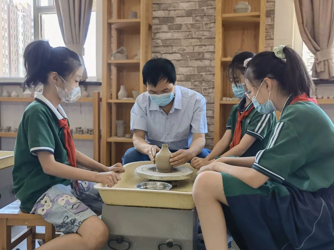 巧手慧童心，陶艺润童年——盛世长安小学陶艺社团迎六一活动展示