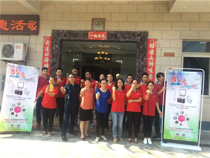 唐彩卫浴特卖钜惠，活动现场人山人海