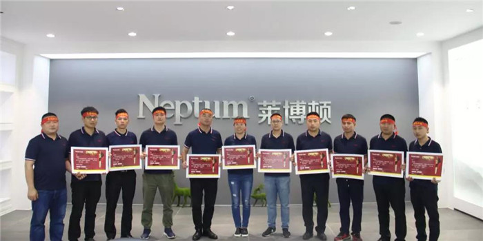 同舟共济扬帆起，乘风破浪万里航！