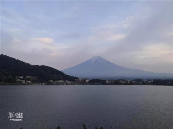 泡在中博温泉池里 欣赏富士山的落日余晖