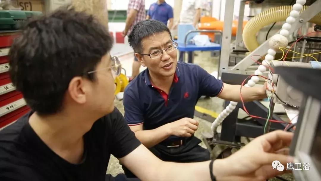 YING为爱大改造|鹰卫浴携宋微建为蛟龙英雄定制温馨之家 圆三代同堂之梦
