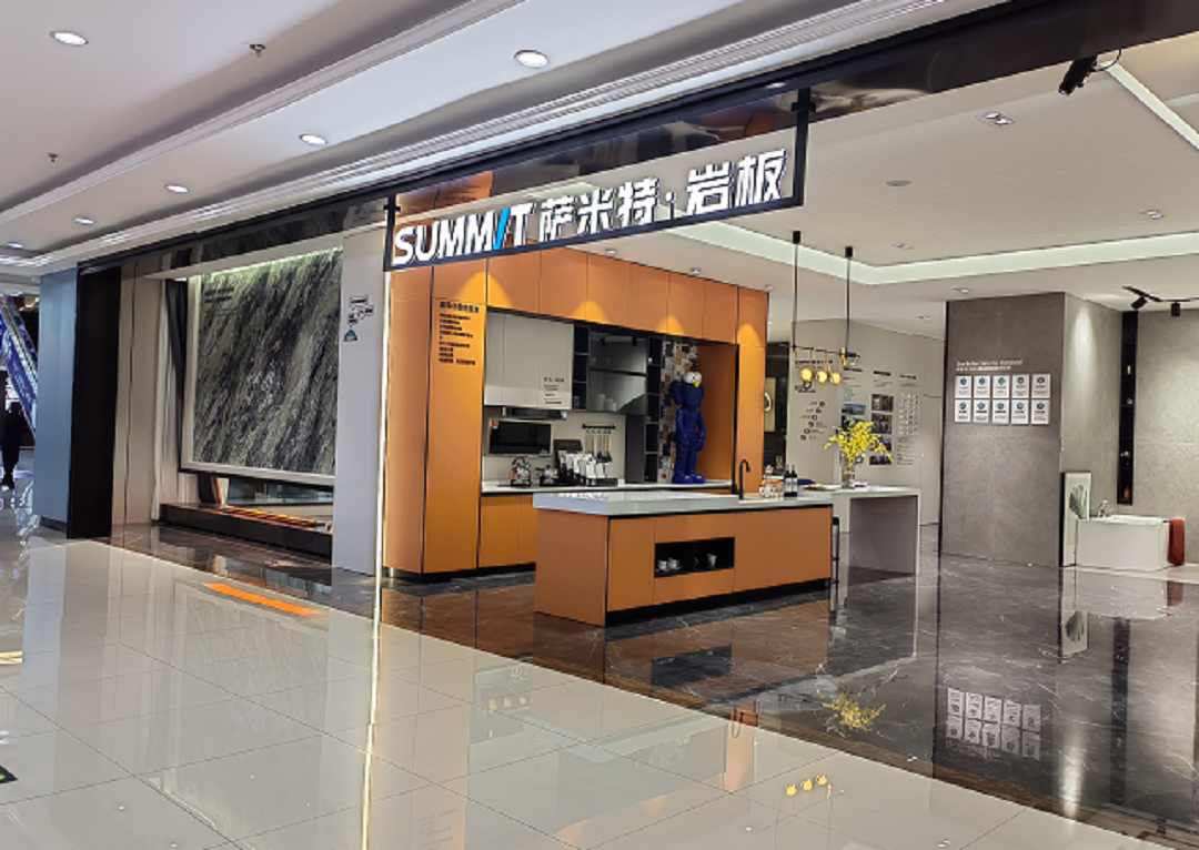 县级市场的“新零售”，萨米特靠店面形象掰回一局！