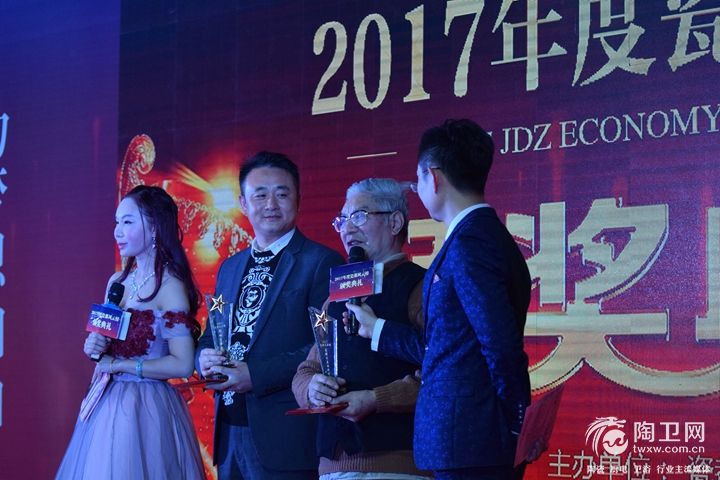 瓷坛泰斗周国桢发表获奖感言 .jpg