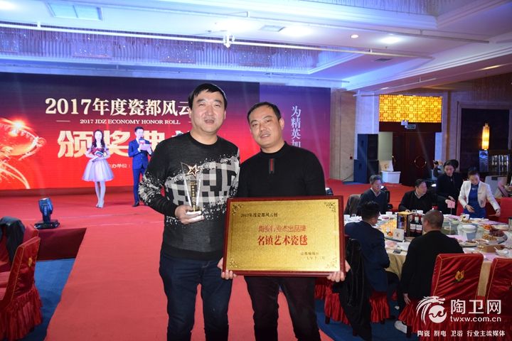 鹏飞建陶总经理欧阳琦（左）及名镇艺术瓷毯双双获奖.JPG