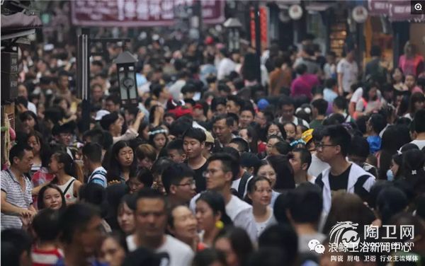 人群拥挤.webp.jpg