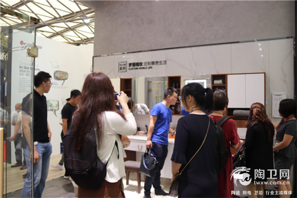 漂亮房子.东鹏造 东鹏洁具上海厨卫展盛装亮370.png