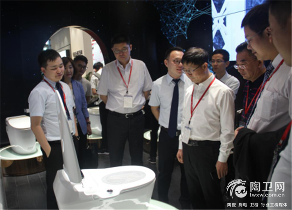 【0602】轻时尚 浴见未来(1)895.png
