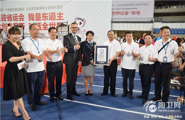 吉尼斯官方代表与景德镇市有关领导及活动有关负责人合影.jpg