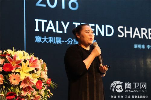 新明珠陶瓷营销管理中心副总经理、新明珠设计院院长 李莹女士做分享.jpg