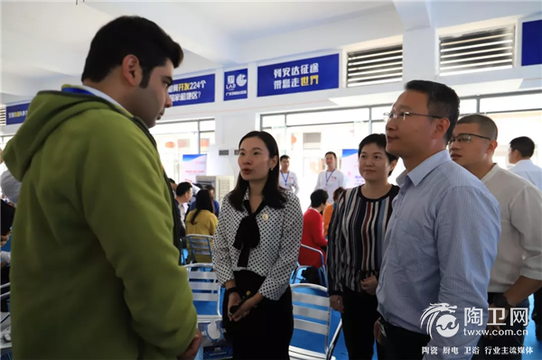 范副市长一行深入配对会议与采购商热烈交谈互动.png