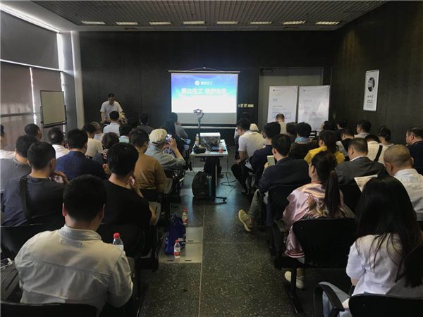 惠达住工市场部总监张文君主持本次会议1.jpg