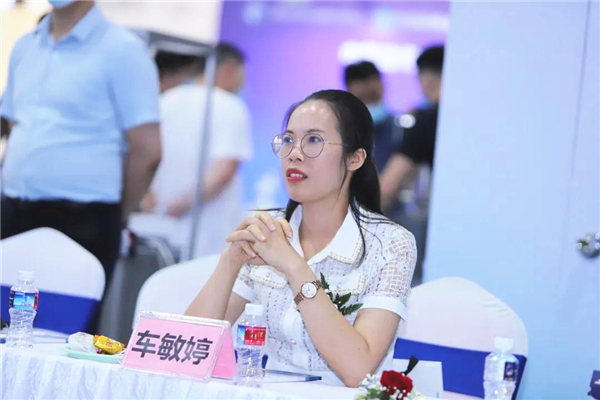 24中山市办公家具行业协会秘书长车敏婷.jpg