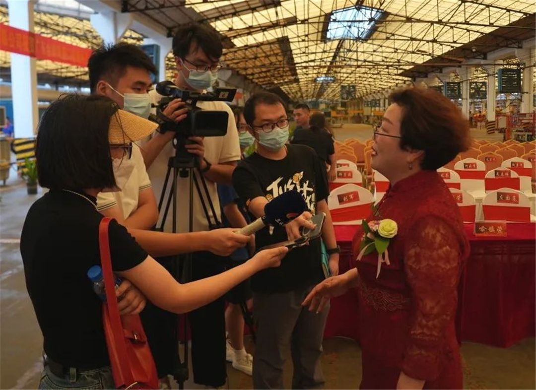 张总接受媒体采访.jpg