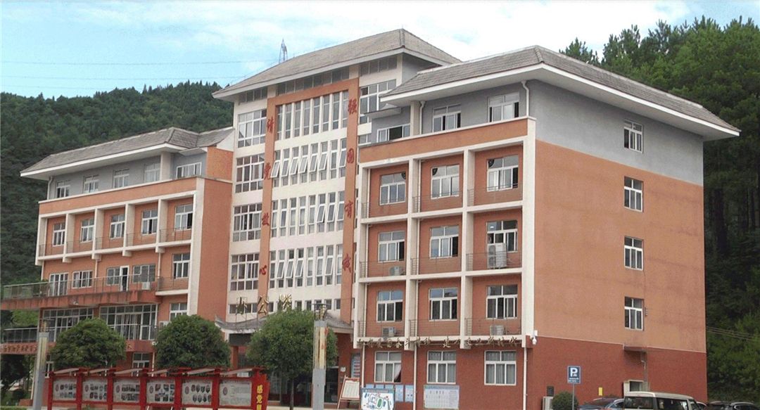 黄平县新州镇第三小学浴室柜安装现场.jpg