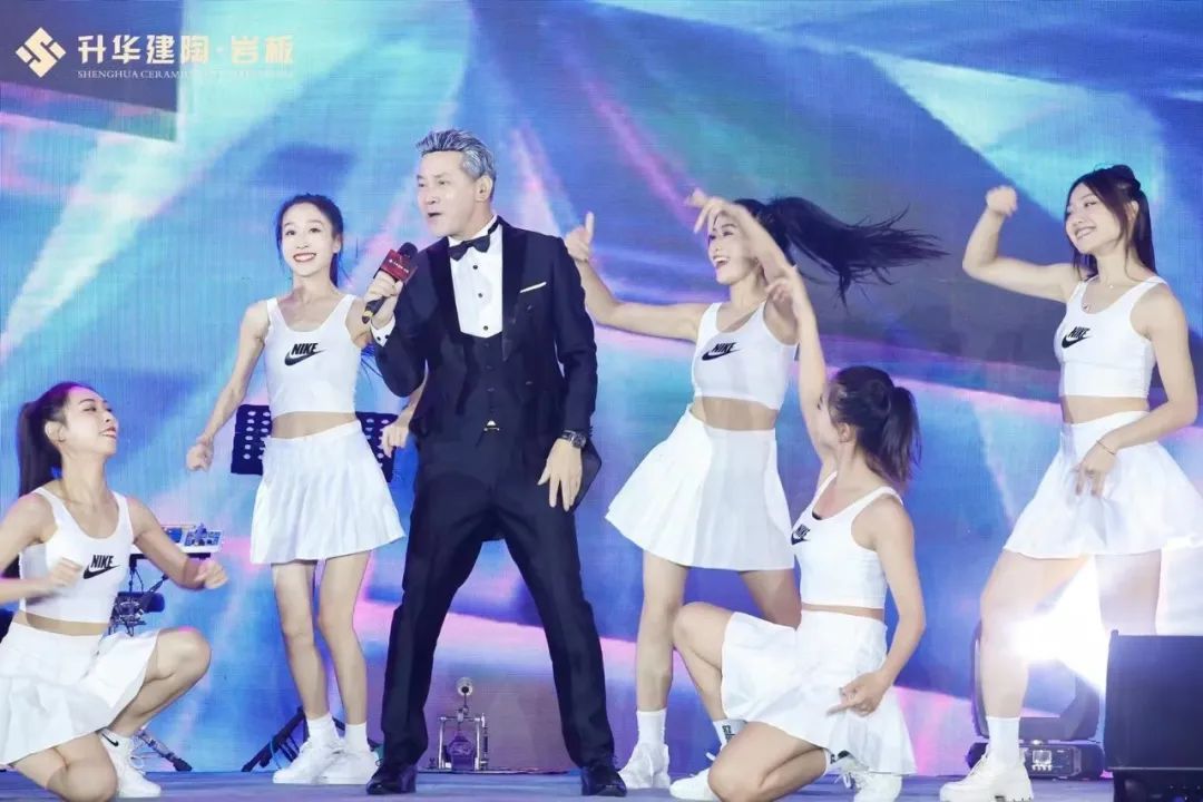 热闹非凡的晚宴现场1.jpg